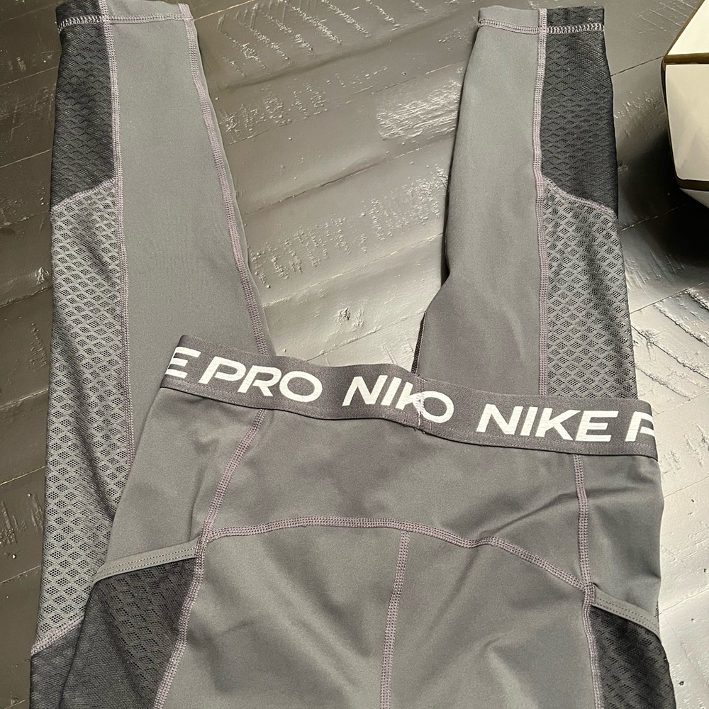 Nike - Picture 5 of 6